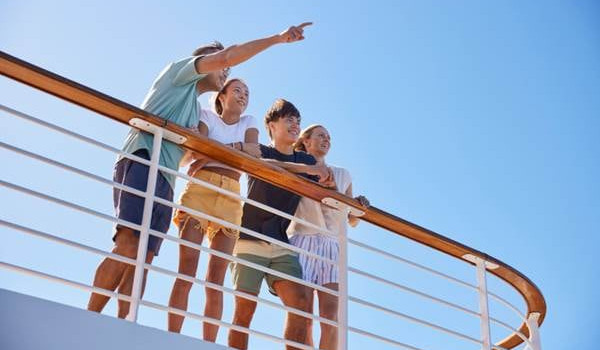 PO Cruises family deck daytime 3578