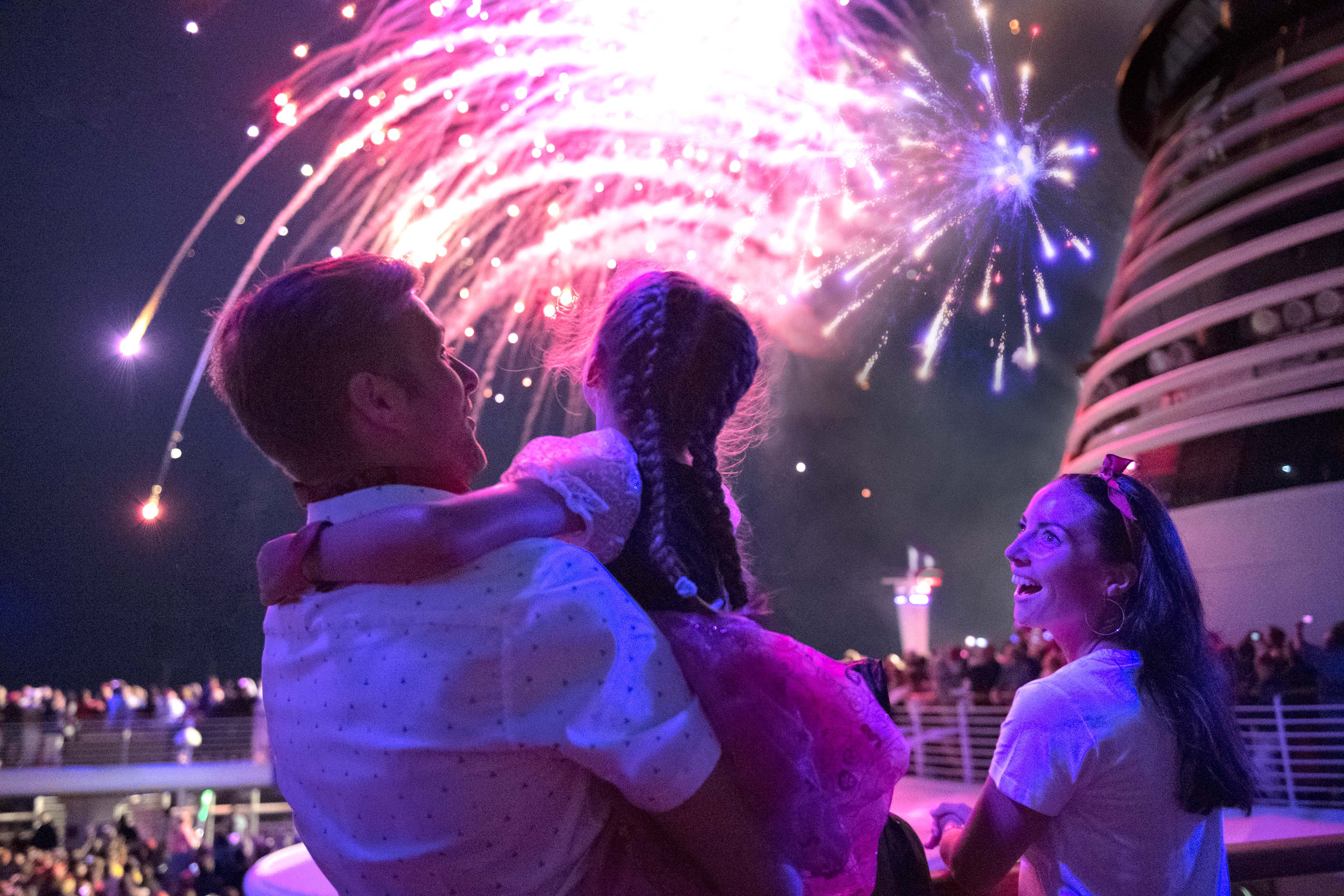 Dazzling live shows with fireworks at sea!