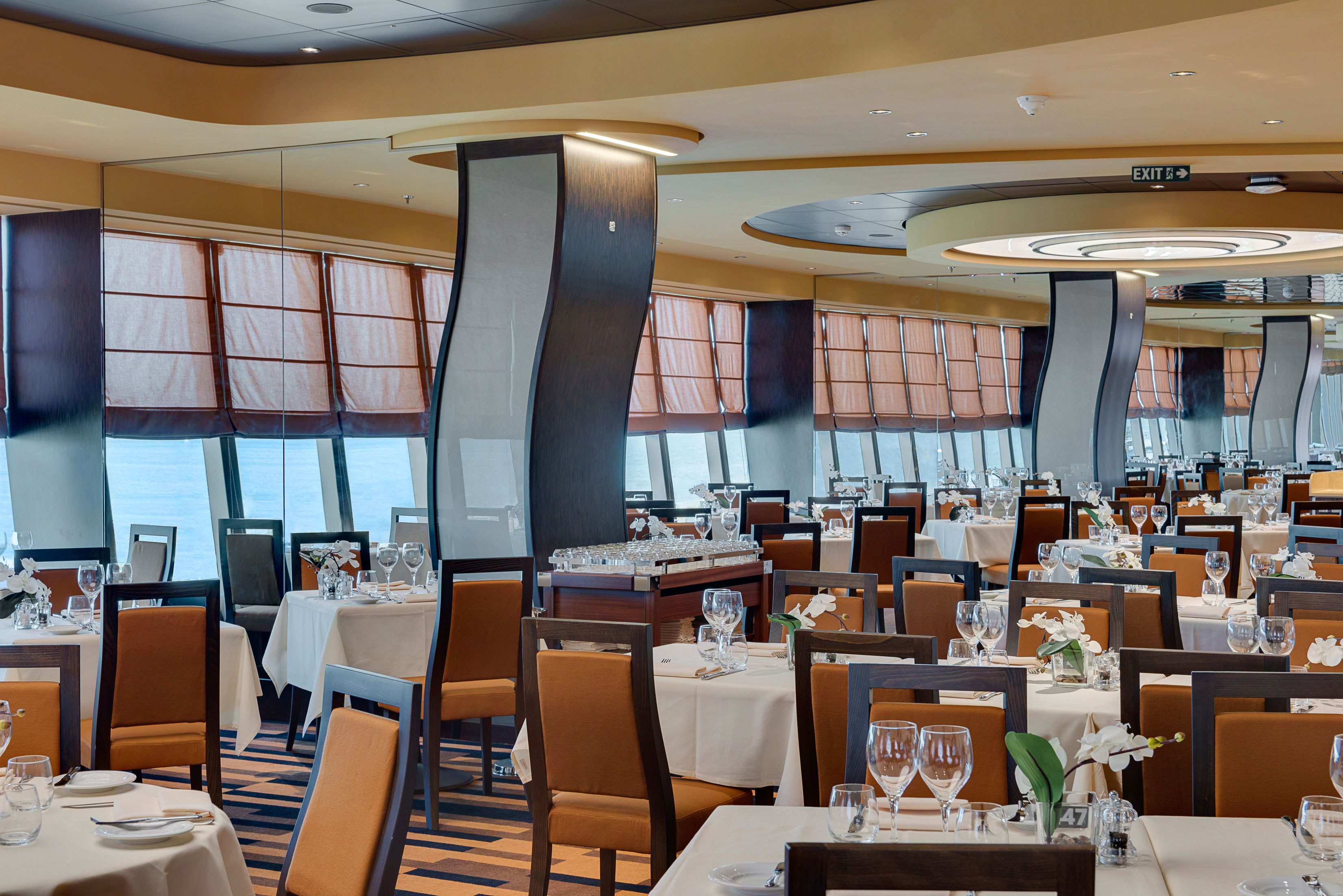 One of the included á la carte main dining rooms