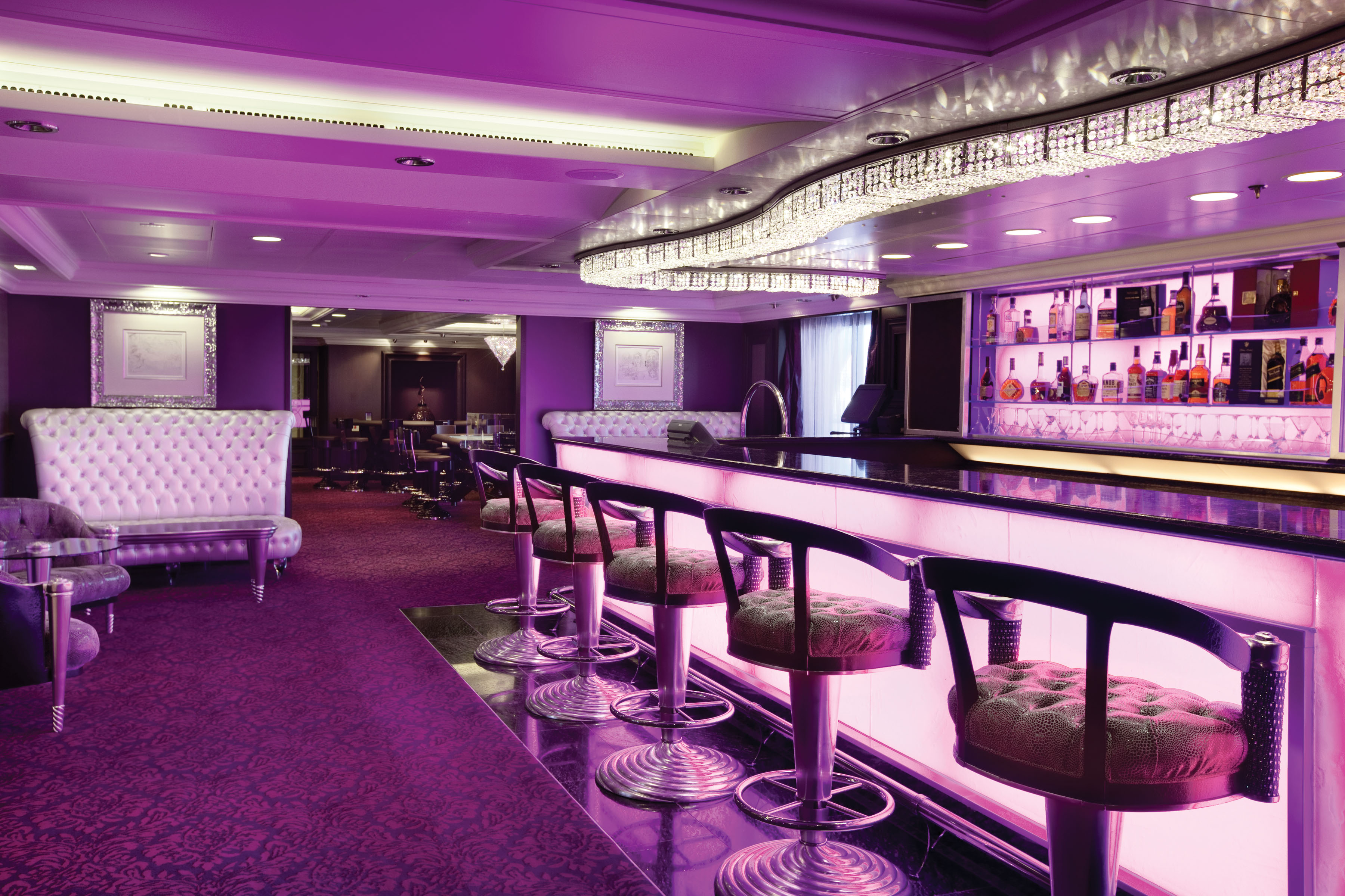 Enjoy a drink i Casino Bar