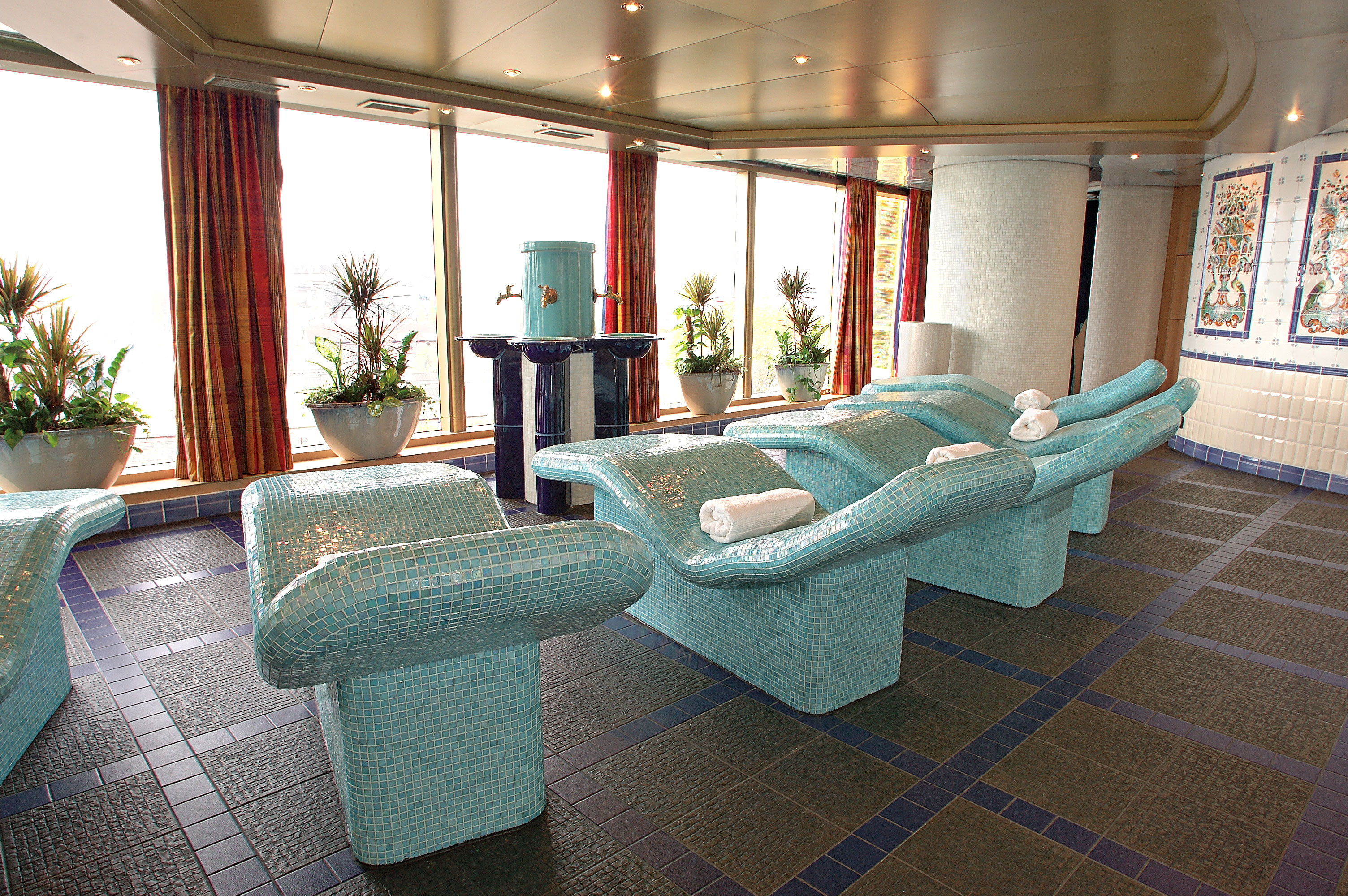 Heated thermal beds in the spa