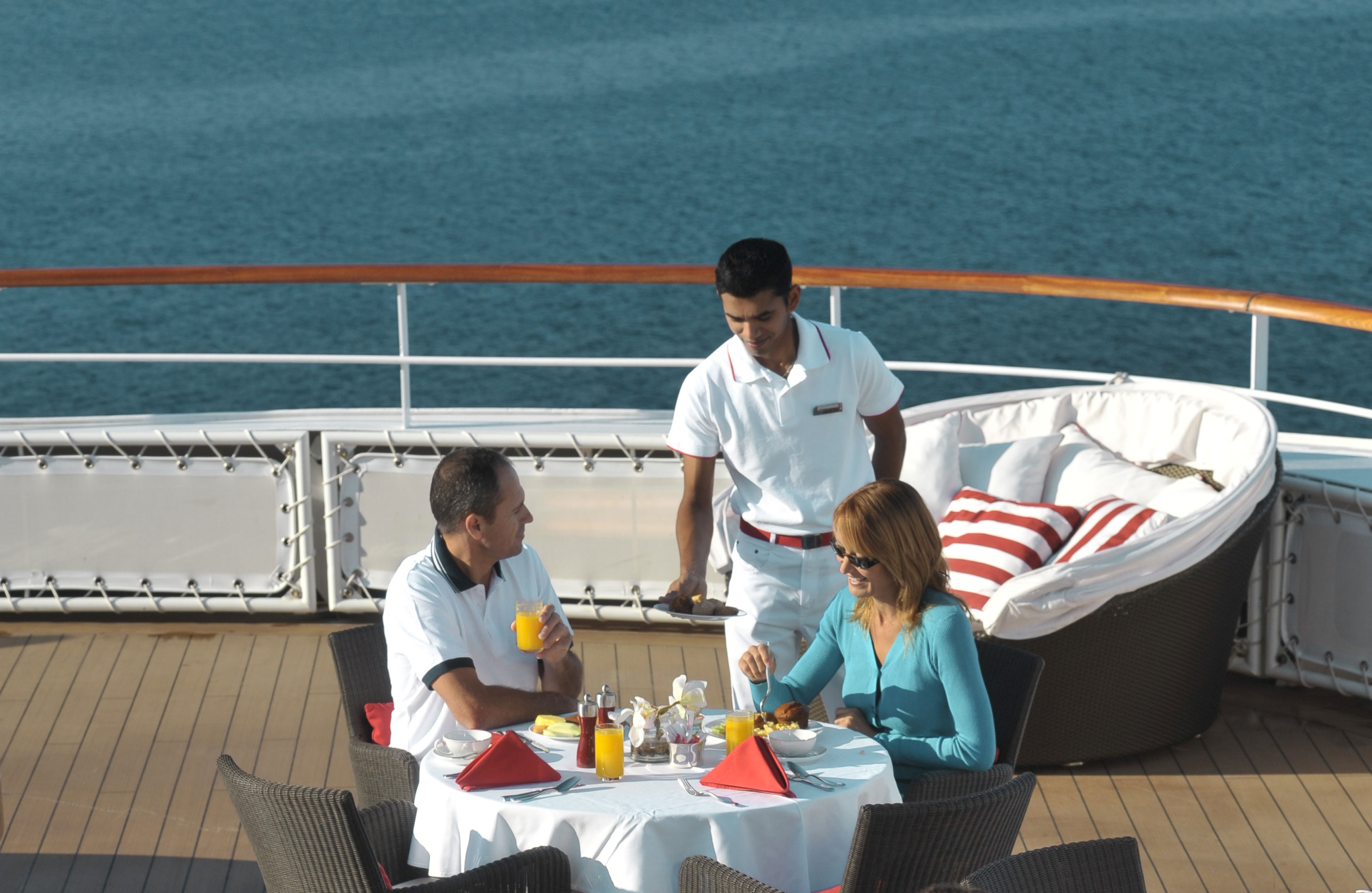 Outdoor dining at the buffet restaurant Le Rodrigues