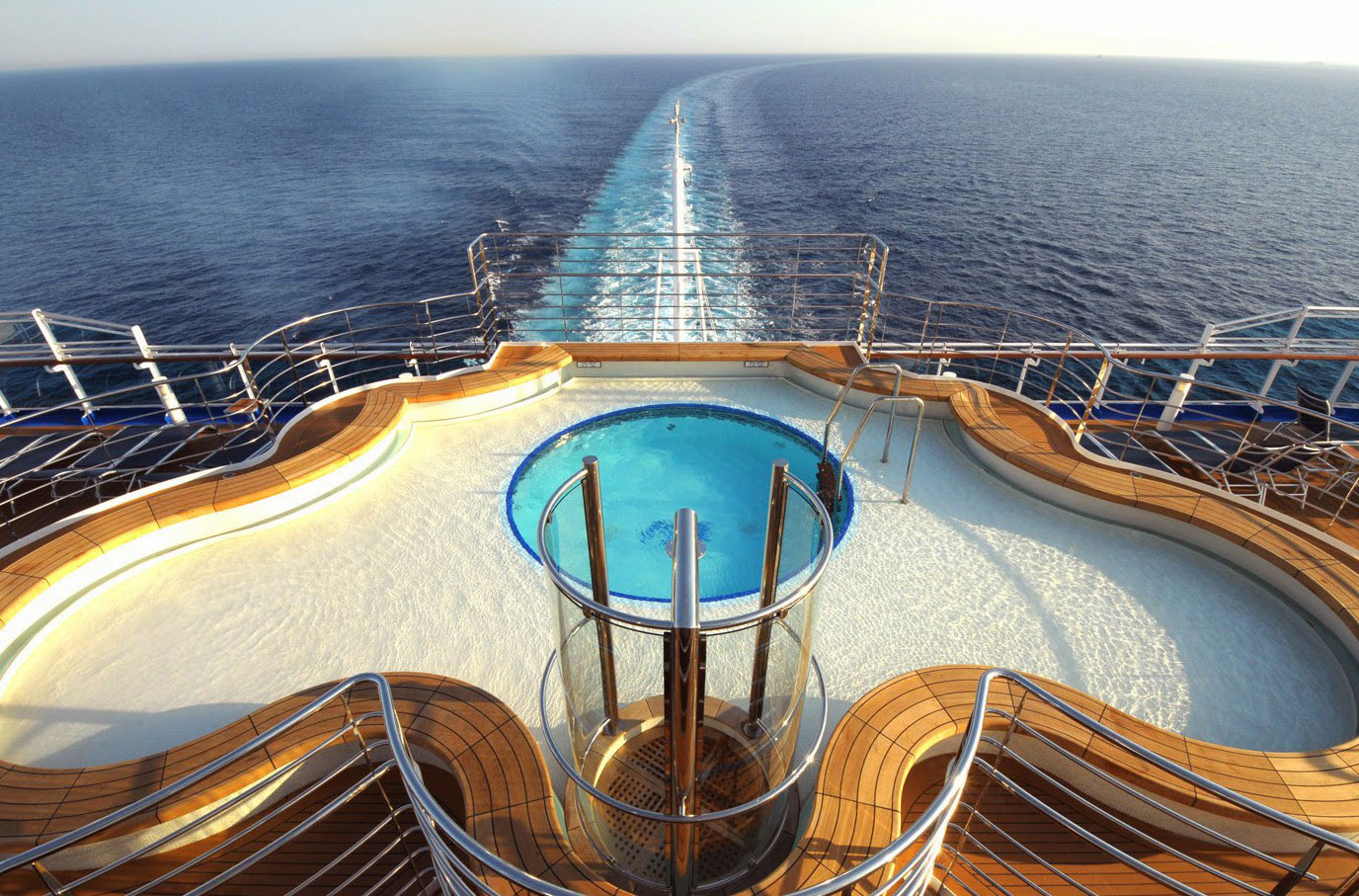 Jacuzzi with ocean views over the wake