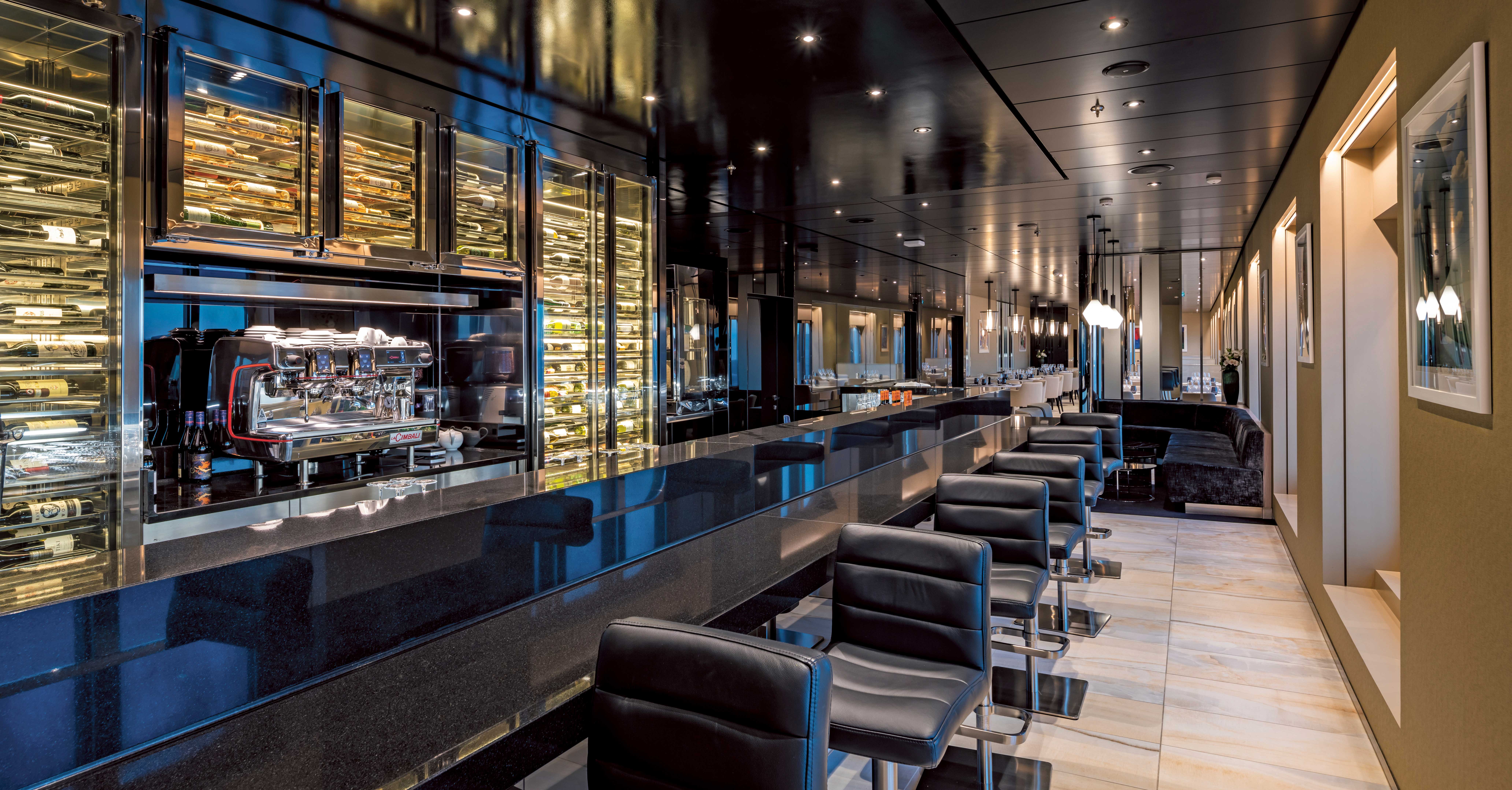 Mingle with new friends and share your day’s discoveries at the Scenic Lounge & Bar