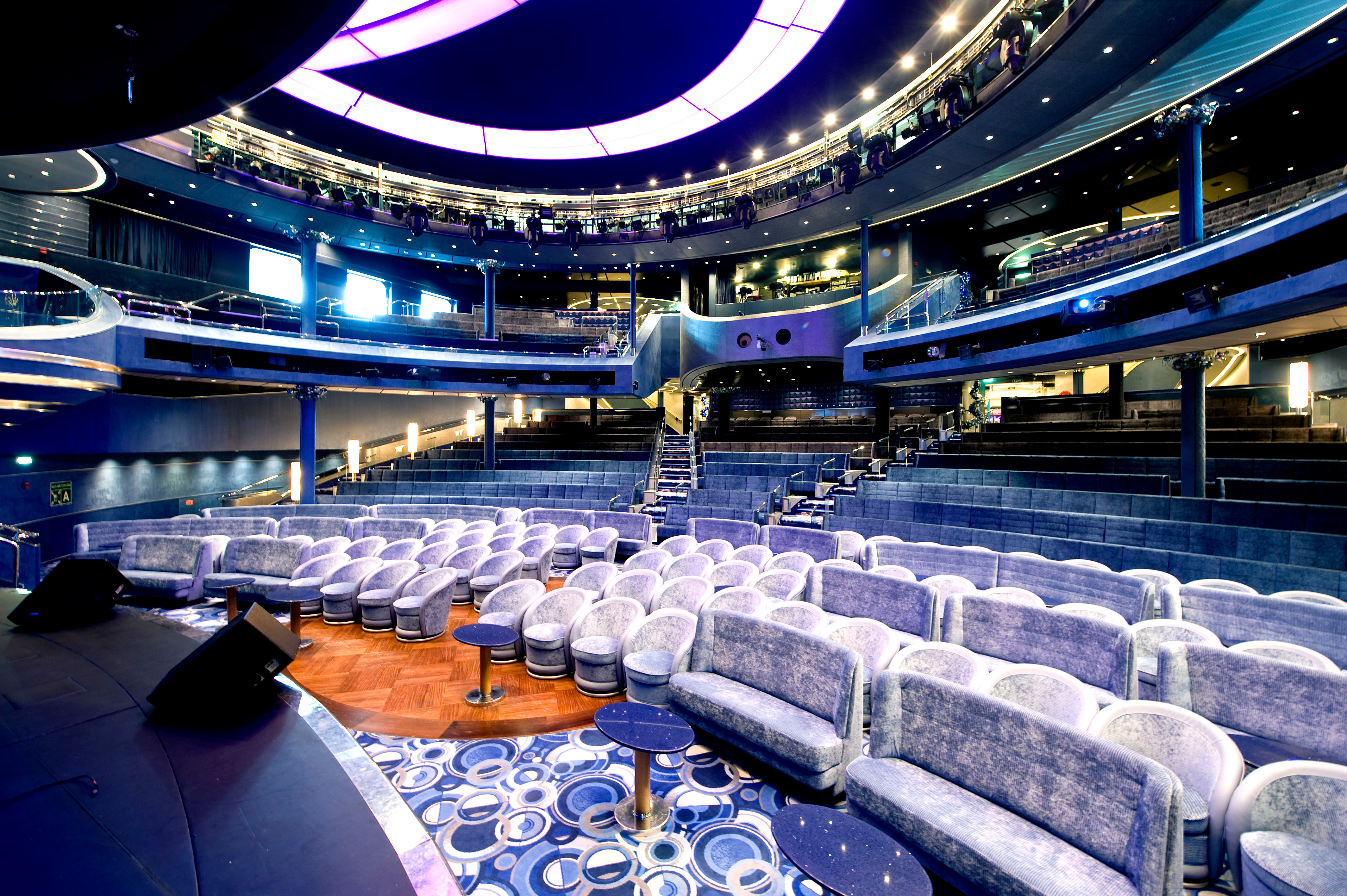 Shows, stand-up comedy and artist performances in the theatre