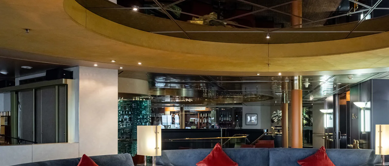 Enjoy a cocktail, wine or beer from the specially crafted drinks menu at the Ocean bar