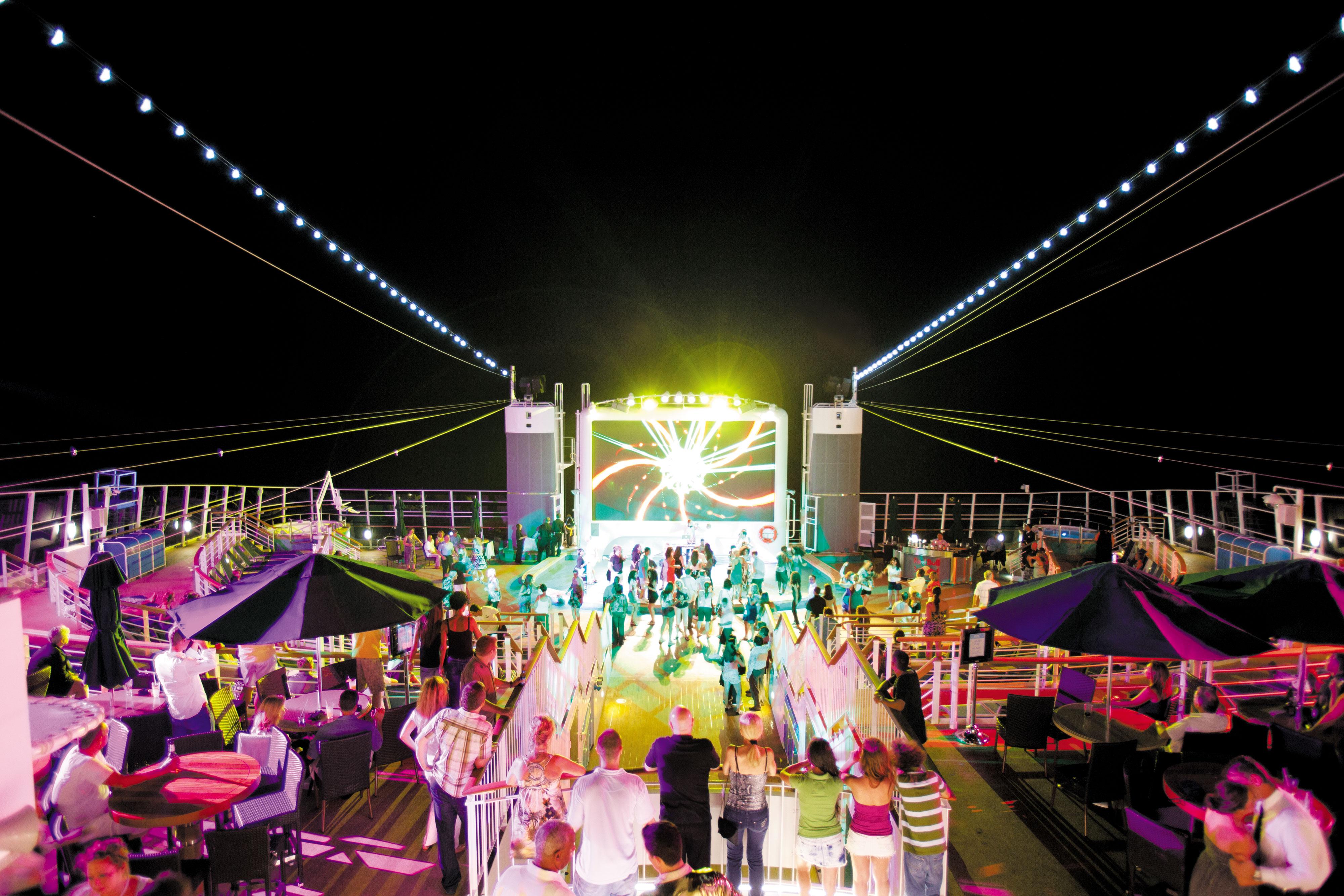 The nightclub Spice H2O with a dance floor under the stars