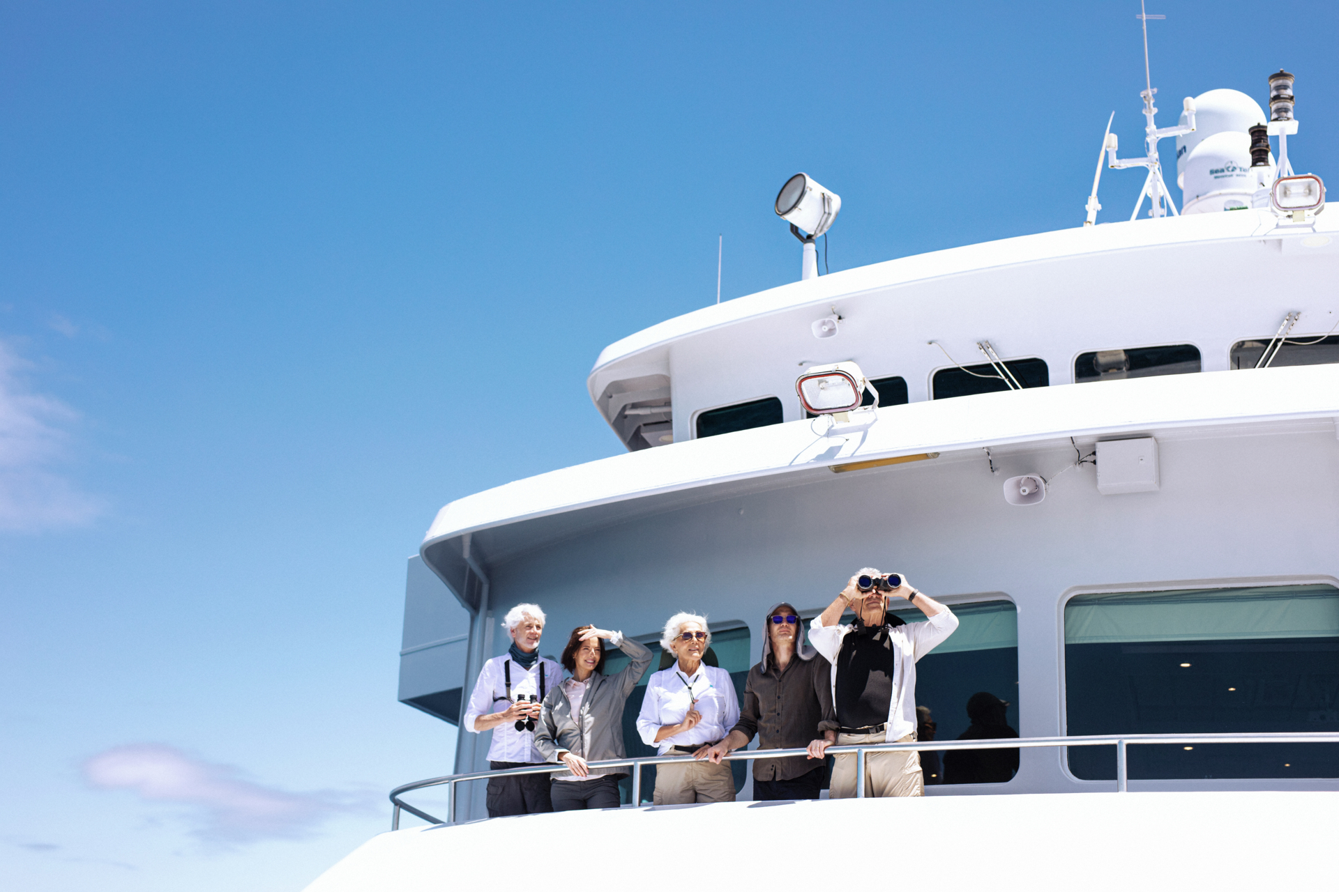Facing the front of the ship, at the Expedition Veranda is a fantastic place to admire the beauty of the Galápagos’ Islands