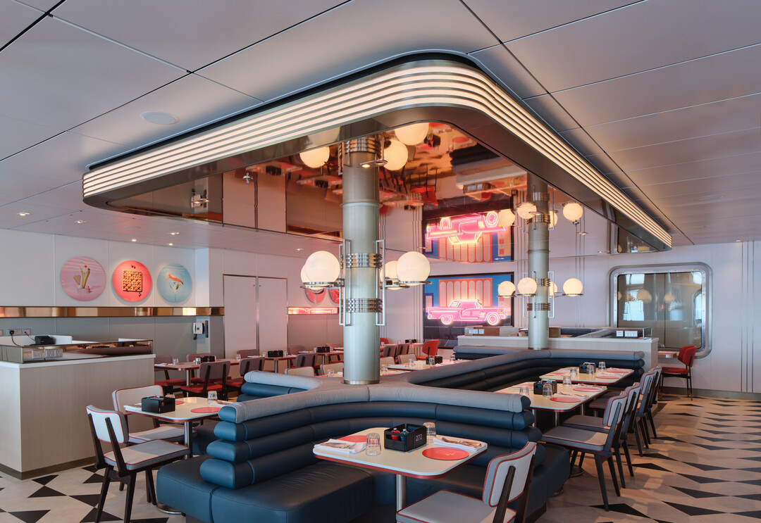 6th Street offers informal dining during the day and a more sophisticated experience in the evening, reminiscent of a retro American diner