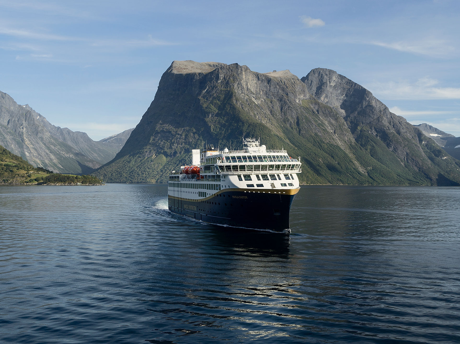 Havila Castor in Hjorundfjorden