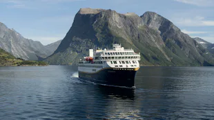Havila Castor in Hjorundfjorden